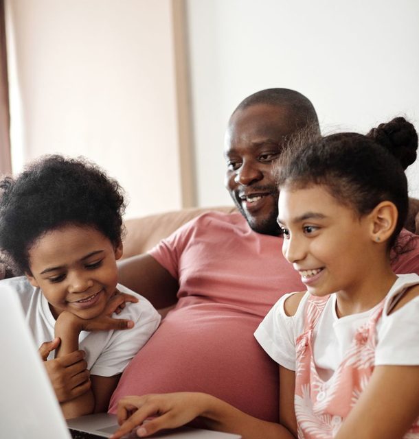 Familia conectada en casa